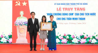Đà Nẵng: Trao Huân chương Dũng cảm cho bảo vệ ngân hàng bị cướp đâm tử vong