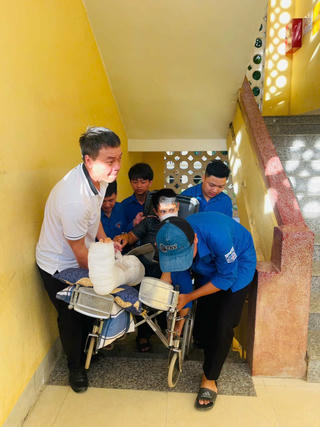 Hà Tĩnh: Xúc động hình ảnh tình nguyện viên cẩn trọng đưa đón nam sinh gãy tay chân vào phòng thi