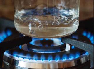 Phát hiện cách loại bỏ tới 80% hạt vi nhựa trong nước uống hàng ngày