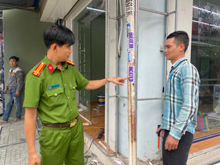 Công an buộc nhiều đối tượng tự tay bóc gỡ, xóa hết các quảng cáo 'bẩn'
