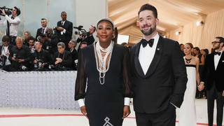 Serena Williams thông báo mang thai trên thảm đỏ Met Gala