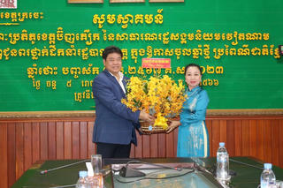 Lãnh đạo Mặt trận tỉnh Bình Phước thăm, chúc Tết Chôl Chnăm Thmây tại Campuchia