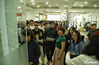 Hà Nội: Người dân xếp hàng dài làm thủ tục cấp, đổi giấy phép lái xe sau Tết