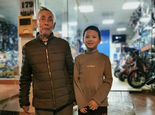 Nhặt được 19 triệu đồng, cháu bé lớp 5 trả lại cụ ông đánh rơi