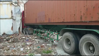 TP HCM: Tông đổ dải phân cách, xe container xộc thẳng vào tiệm vàng trên đường