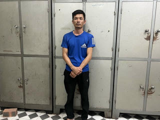 Dùng kiếm chém trọng thương người đến nhà phá cửa kính, nam thanh niên bị khởi tố
