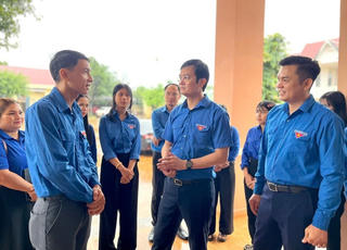 Phó Chủ tịch UBTƯ MTTQ Việt Nam Bùi Quang Huy thăm đội hình thanh niên tình nguyện tại các xã biên giới tỉnh Gia Lai