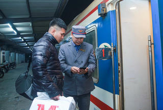 [ẢNH] Chuyến tàu cuối năm đưa người dân về quê ăn Tết