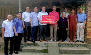 Trao tặng 100 triệu đồng cho gia đình ‘cô gái vàng’ xứ Thanh Cao Thị Duyên