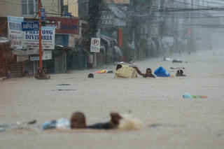 Thủ đô Manila của Philippines chìm trong nước sau bão Gaemi