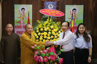 An vui trong mùa Phật đản 
