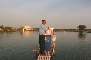 Miệng nói, tay làm