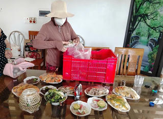 Thời ‘cơm nhà’ ship tận cửa