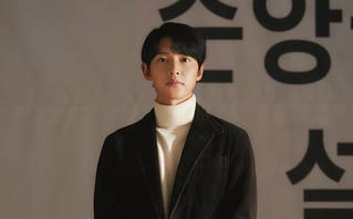 Song Joong Ki xác nhận đang hẹn hò với cô gái người Anh