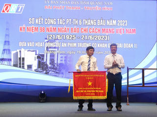 Đài PT-TH Quảng Nam đón nhận Cờ thi đua của Chính phủ