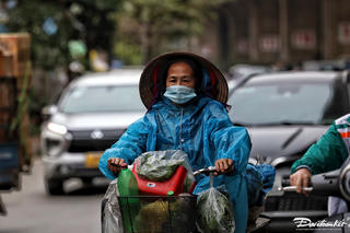 Người dân Hà Nội co ro trong cái lạnh đầu Đông
