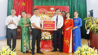 Phó Chủ tịch Ngô Sách Thực dự Ngày hội Đại đoàn kết tại huyện Yên Thế