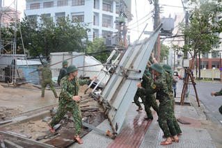 Bão Noru quét qua miền Trung, tốc mái nhà, cây đổ ngổn ngang