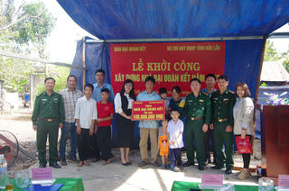 Báo Đại Đoàn Kết phối hợp Bộ Chỉ huy Bộ đội Biên phòng Đắk Lắk tặng nhà Đại Đoàn Kết cho hộ nghèo