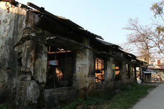 Sống 'treo' bên di tích