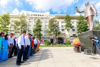 Dâng hương tưởng nhớ Chủ tịch Hồ Chí Minh và Chủ tịch Tôn Đức Thắng trước thềm Đại hội đại biểu MTTQ Việt Nam TPHCM, nhiệm kỳ 2024-2029