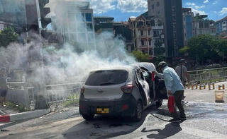 Xe taxi đang lưu thông bất ngờ bốc cháy giữa ngã tư
