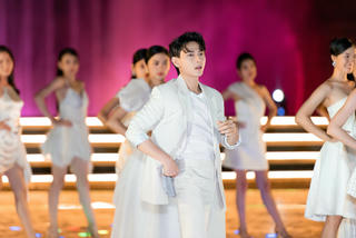 Isaac kết hợp cùng Top 37 thí sinh Miss World Vietnam nhảy múa trên bãi biển