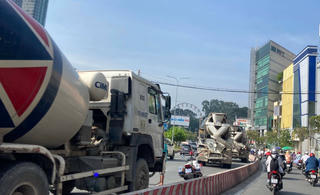 TP.Hồ Chí Minh:  Xe trộn bê tông ngang ngược trong giờ cấm