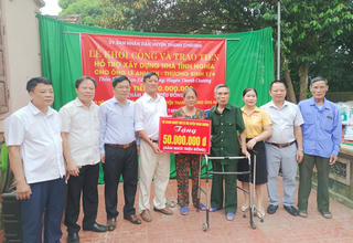Dùng tiền bắn pháo hoa xây nhà tình nghĩa.