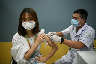 Tiêm vaccine để phòng bệnh nguy hiểm do HPV gây ra
