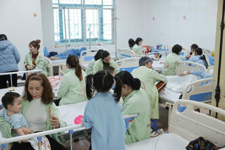Khuyến cáo của bác sĩ trước việc nhiều trẻ mắc sởi, sốt xuất huyết phải nhập viện