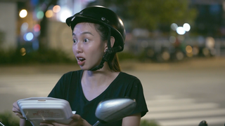 Hoa hậu Thùy Tiên thử sức bán hàng rong, chạy xe 'ôm' giữa đường phố Sài Gòn 