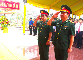 Trang nghiêm Lễ truy điệu và an táng 12 hài cốt liệt sĩ