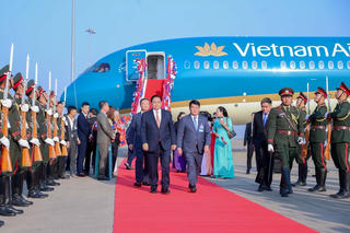 Thủ tướng Phạm Minh Chính tới Vientiane, bắt đầu thăm Lào