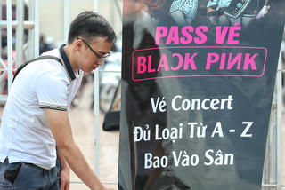 Vỡ mộng làm giàu, phe vé đua nhau 'xả lỗ' vé xem show diễn Blackpink