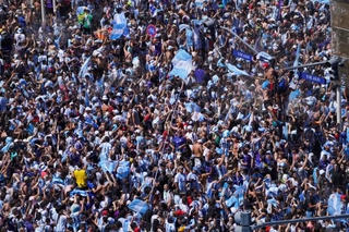 Cổ động viên đổ ra đường ăn mừng chiến thắng của đội tuyển Argentina