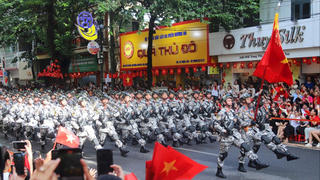 Đi giữa vòng tay nhân dân