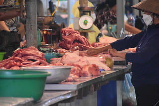 Giá thịt lợn tăng ‘choáng’, người dân méo mặt