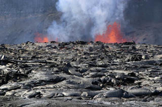 Núi lửa Kilauea ở Hawaii phun trào, dung nham cao 100 mét