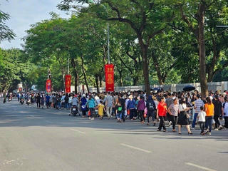 Người dân 'đội nắng', xếp hàng dài xuyên trưa vào Lăng viếng Bác 