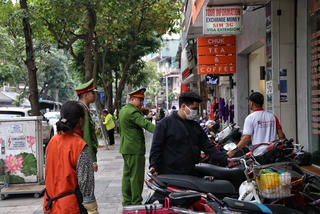 Chiến dịch giành lại vỉa hè ở Hà Nội: Nơi làm nơi bỏ trống