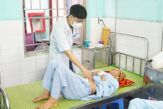 Thái Bình: Phẫu thuật cắt khối u buồng trứng thành công cho cụ bà 102 tuổi