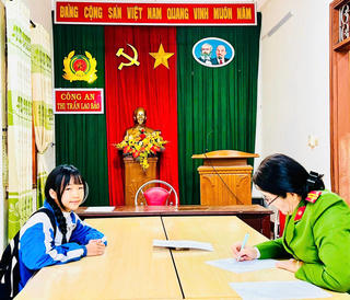 Một nữ sinh tìm cách trả lại 20 triệu đồng nhặt được lúc đi học về
