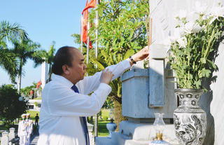 Chủ tịch nước Nguyễn Xuân Phúc dâng hương tưởng niệm các Anh hùng liệt sĩ tại Quảng Ninh