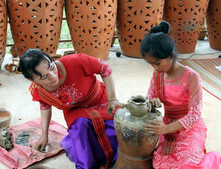 Thăng trầm nghề gốm - Bài 2: Về Bàu Trúc nghe gốm 'kể chuyện'