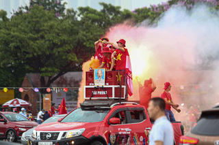 Biển người đội mưa đổ về sân Mỹ Đình xem 'đại chiến' U23 Việt Nam - U23 Thái Lan