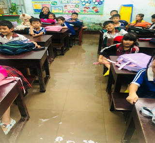 Huế: Nước lũ tràn vào lớp khi cả cô và trò đang dạy học