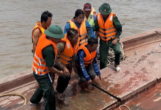 Bộ đội biên phòng vật lộn với sóng lớn, cứu 4 người trên sà lan bị chìm