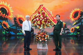 'Theo ánh bình minh' xoa dịu nỗi đau da cam