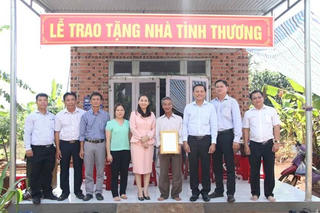 Tặng thẻ BHYT và nhà tình thương cho người dân có hoàn cảnh khó khăn